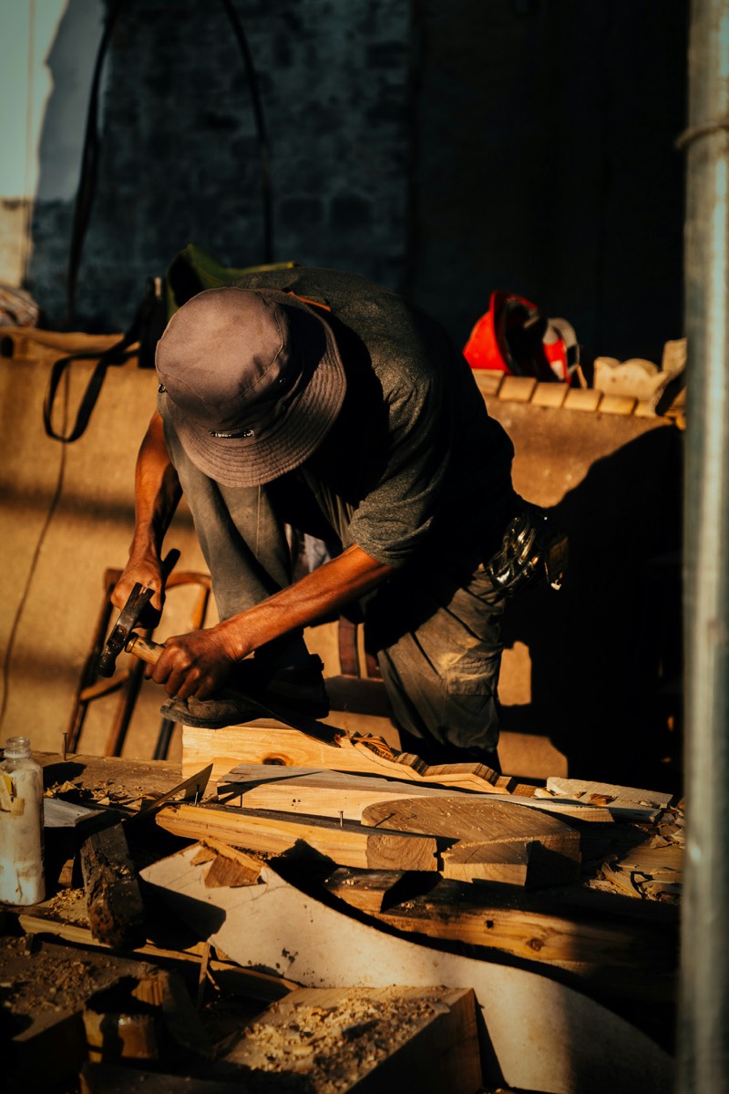 Carpintero trabajando la madera en taller