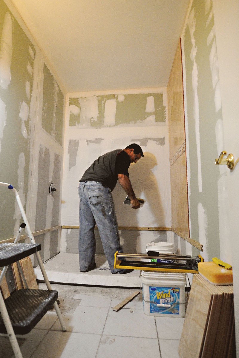 Profesional ejecutando remates interiores durante una reforma